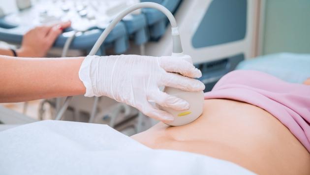 Bimbo nato senza gambe: il ginecologo dovrà risarcire 350mila euro alla famiglia. La giudice: «Grave inadempimento, non diagnosticò la patologia»