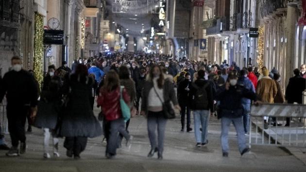 Natale: a Roma e Napoli corsa allo shopping,traffico e folla in centro