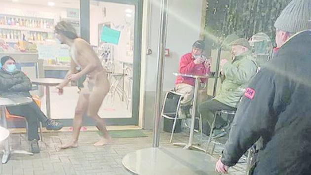 I misteri che (ancora) "avvolgono" l'uomo che girava nudo per Parma