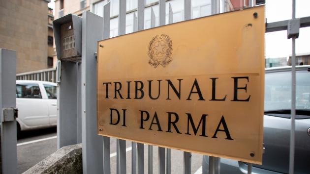 Rinchiuso in cella di sicurezza in attesa della direttissima, si avventa contro i carabinieri