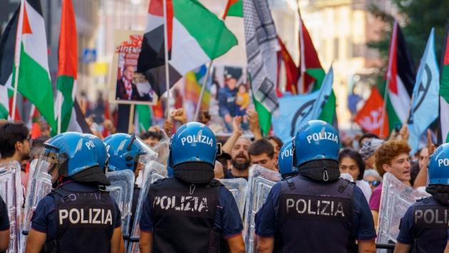 Un corteo tra cecchini e agenti antisommossa