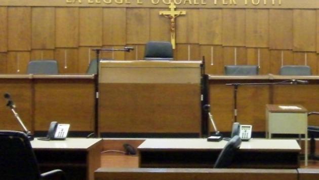 Paga per rompere le mani al figlio omosessuale, patteggia 2 anni