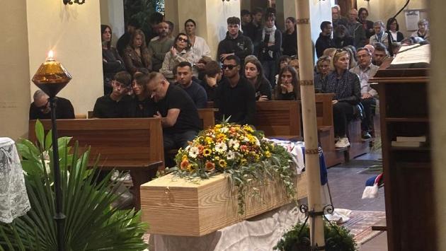 L'ultimo abbraccio a Daniele, morto sul Penna