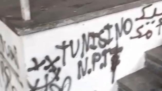 Imbrattati (e già ripuliti) con scritte in arabo i muri dell'hotel Royal
