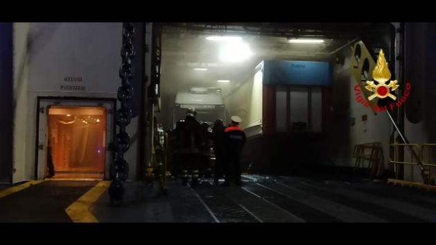 Fiamme nella  stiva,  traghetto della Tirrenia rientrato in porto