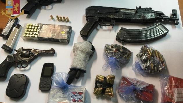Nasconde kalashnikov e pistole nel refrigeratore, arrestato