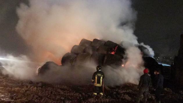 Costa di Fornovo, rogo nella notte: bruciano mezzi agricoli e il capannone coi balloni