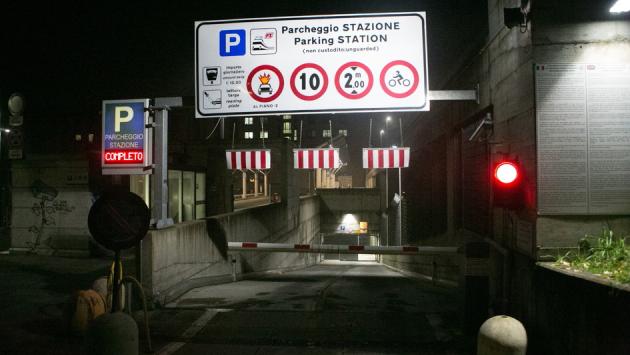 Il parcheggio è chiuso per «motivi di ordine pubblico»  