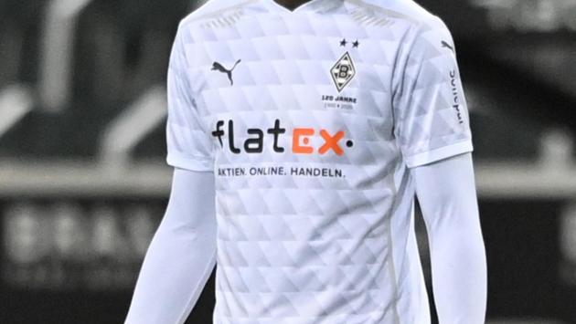 Marcus Thuram sputa ad un avversario poi si scusa