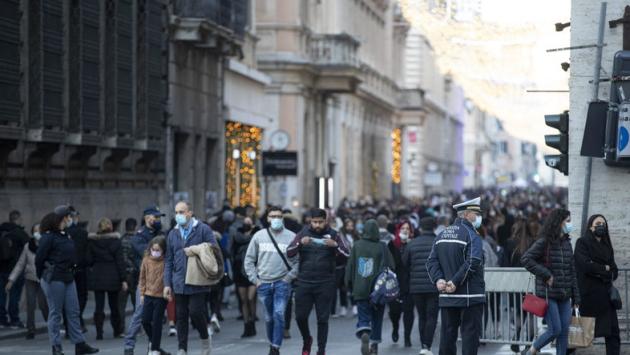 Esodo e shopping, ancora folla nelle città italiane. Aggredita troupe Rai a Roma