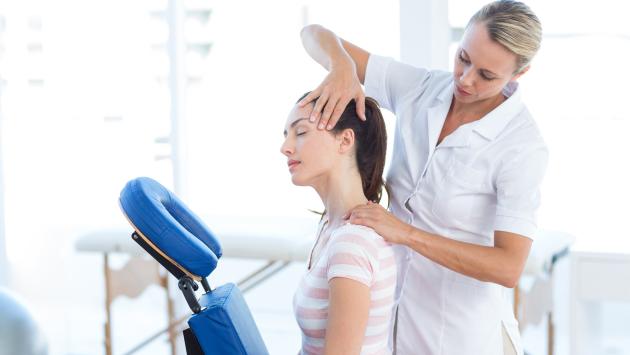 Tormentati dal mal di testa? Meno farmaci. L'aiuto è anche il  massaggio dell'osteopata