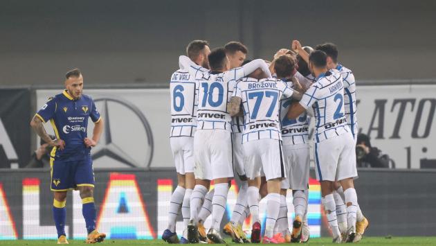 L'Inter sbanca Verona (2-1) e vola in testa (aspettando il Milan)