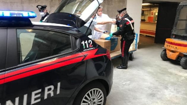 Natale: anziano solo chiama i carabinieri che arrivano con il panettone