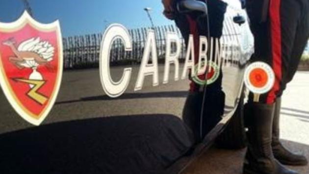 Rubano in un negozio e aggrediscono l'addetto: coppia denunciata