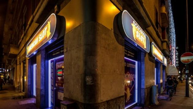Incubo-rapine alle sale slot: un dipendente mette in fuga il bandito