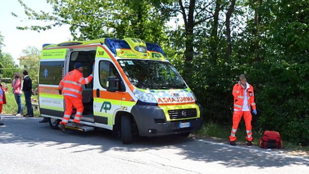 Travolto da un furgone: muore mentre porta a spasso il cane