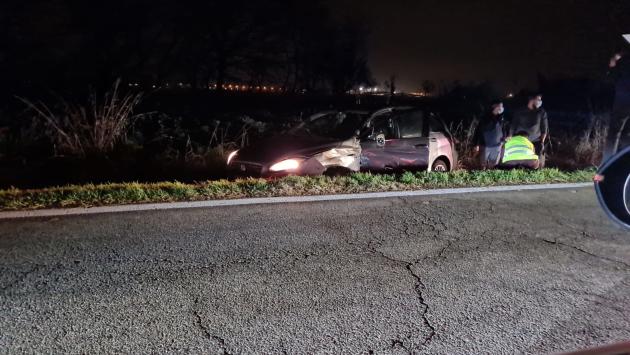 Auto nel fosso a Porporano, due feriti