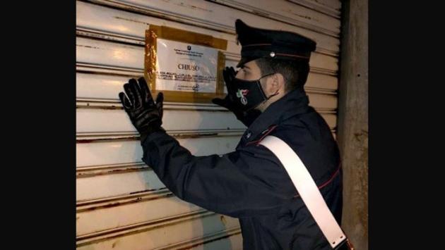 Per l'Epifania lasciava consumare bevande fuori dal bar: locale chiuso per 5 giorni. Multati i clienti