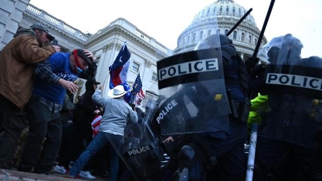 Usa: morto un agente ferito negli scontri al Congresso