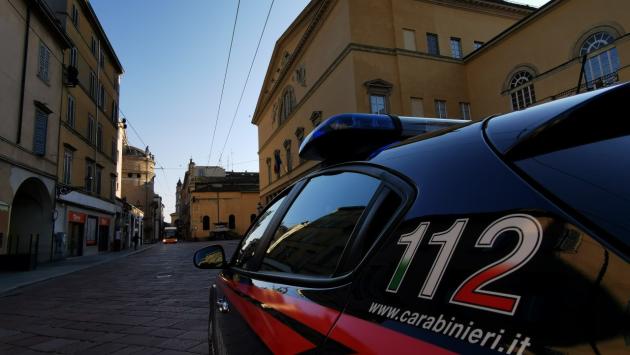Fugge al controllo e inghiottisce la droga: bloccato e denunciato