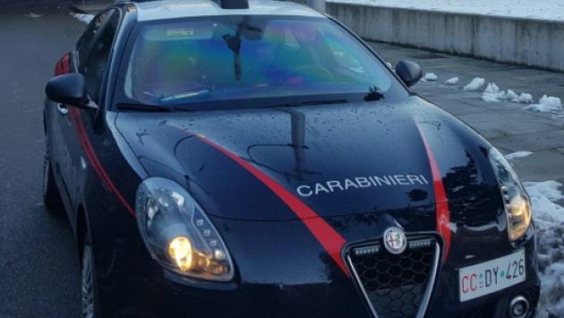 Sorpreso a rubare, fugge e reagisce con calci e pugni contro il carabiniere che lo blocca