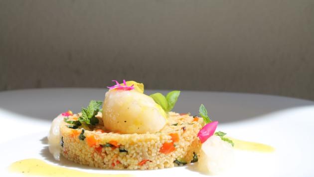 Cous-cous, verdure, scampi e salsa tiky