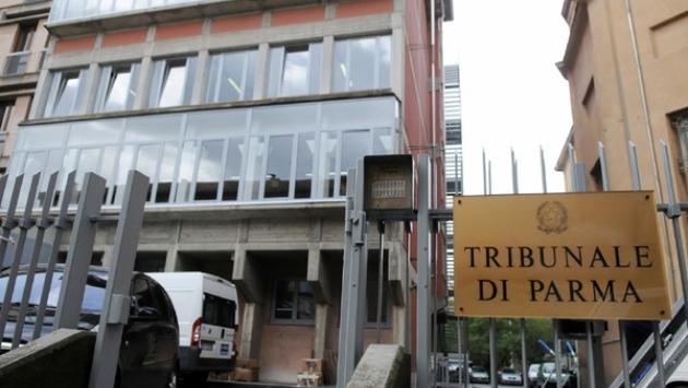 La insegue e quando lei scende dall'auto la molesta: condannato