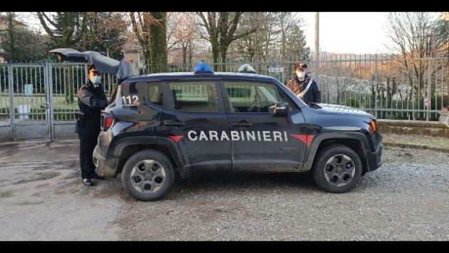 Di nuovo ubriaco, tira calci e pugni all'auto del vicino: denunciato il "solito" 39enne