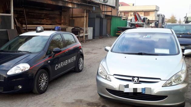 Fingono di voler comprare un'auto e rubano un portafoglio: incastrati dalle videocamere della concessionaria