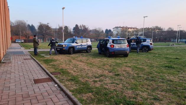 In bici nel parco con tre dosi da vendere, danneggia l'auto della polizia che bloccava la sua fuga: arrestato
