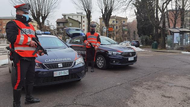 In quattro senza mascherina: multati. E bar chiuso per 5 giorni: i clienti bevevano all'esterno