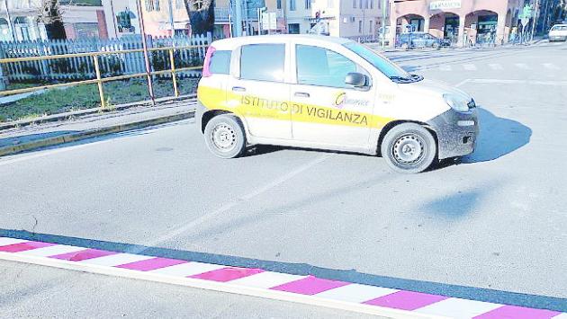 Guardia giurata blocca il treno e salva un automobilista