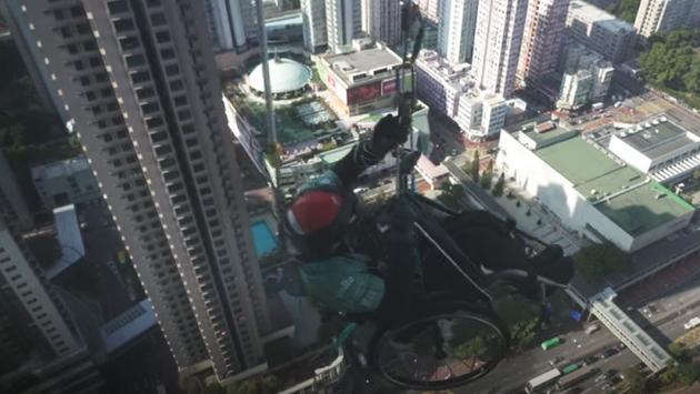 In sedia a rotelle si issa per 250m su grattacielo per beneficenza - Video
