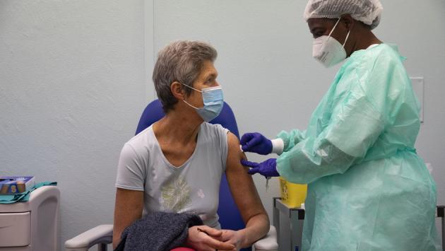 Il piano rallenta, stop alle prime dosi (eccetto nelle case protette)