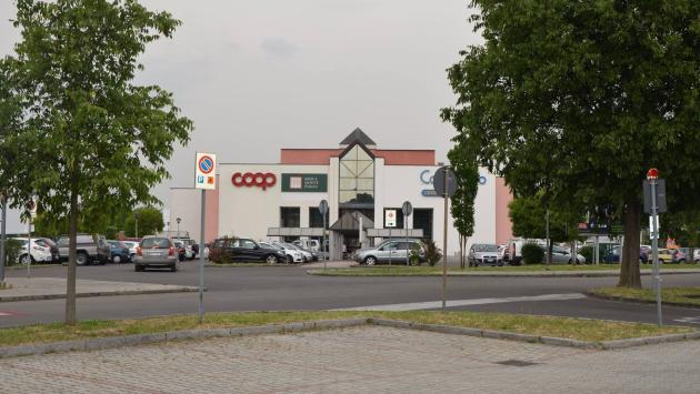 Va a fare la spesa: gli rubano l'Audi Q7 nuova nel parcheggio