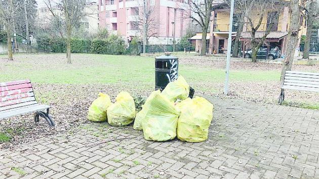  I residenti fanno pulizia. «Ma il Comune installi dei lampioni»