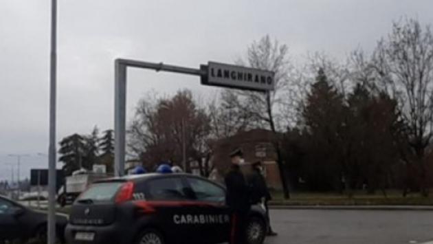 Chiusi nella saletta del bar per bere e mangiare: multati in 5 più il titolare