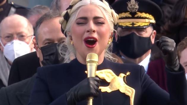 Lady Gaga canta l'inno nazionale per Biden e Harris - Video 
