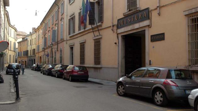 Poliziotta dell'Ufficio Immigrazione sveltiva le pratiche e il marito gestiva il "tariffario: arrestati insieme ad altri 10