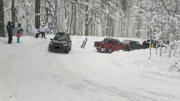 Traina sciatore con l'auto, scoperto attraverso foto sui social