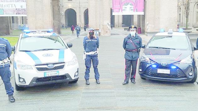 Cerca di buttarsi sotto un camion. Salvata dall'intervento di un metronotte   