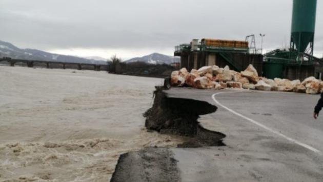 Ramiola, la piena del Taro si porta via un pezzo di piazzale
