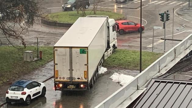 Con il Tir cerca una scorciatoia nell'erba ma rimane impantanato: multato