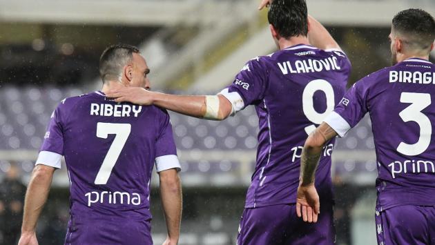 La Fiorentina si allontana dalla zona retrocessione a spese del Crotone (2-1)