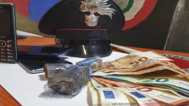 "Setacciato" il Parco Ducale: arrestato spacciatore con diverse dosi e sequestrati altri 50 grammi di hashish