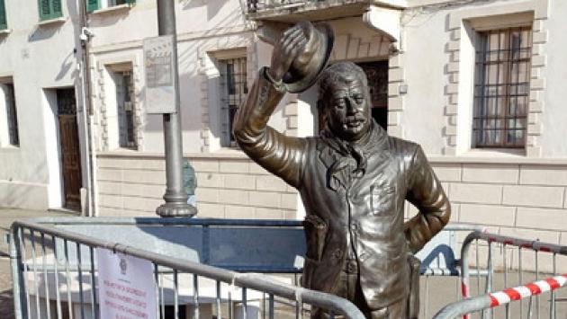 Un selfie e cade la statua di Peppone