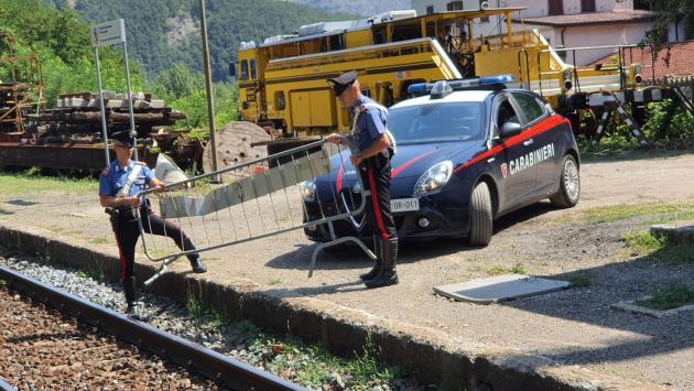 Due anni al giovane che gettò le transenne sui binari