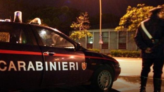 Alla guida con patente scaduta e senza assicurazione, fugge al posto di controllo