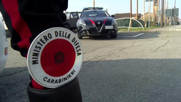 Bloccato mentre tenta di dare un altro pugno alla moglie: arrestato un 65enne