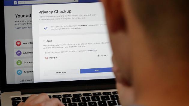 Foto del Duce e donne nude, gli hacker sabotano la riunione online